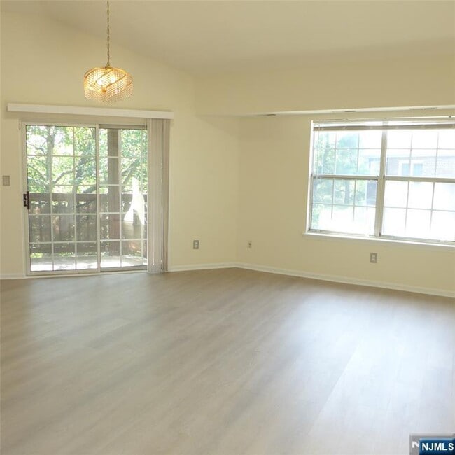 233 Village Cir Dr in Fort Lee, NJ - Foto de edificio - Building Photo