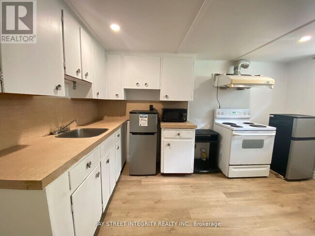15 Shandara Crescent in Toronto, ON - Building Photo - Building Photo