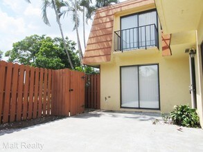 1706 Park Meadows Dr in Ft. Myers, FL - Building Photo - Building Photo