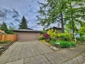 16827 NE 32nd St in Bellevue, WA - Building Photo