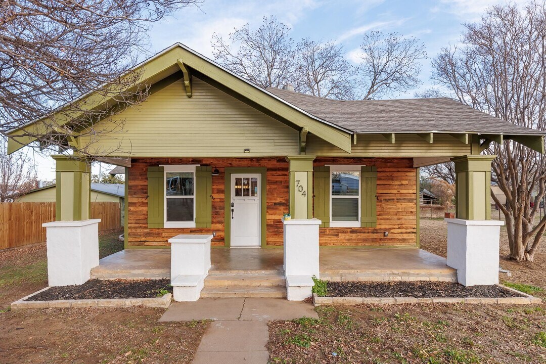704 Pittsburgh Ave in Llano, TX - Building Photo