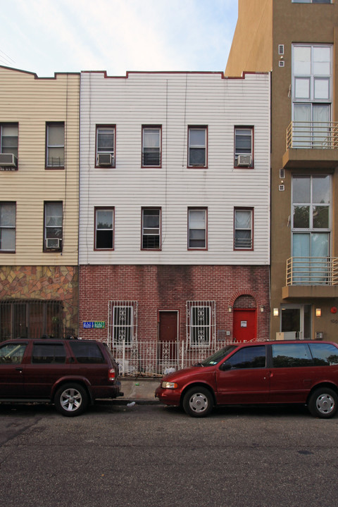 198 Scholes St in Brooklyn, NY - Building Photo