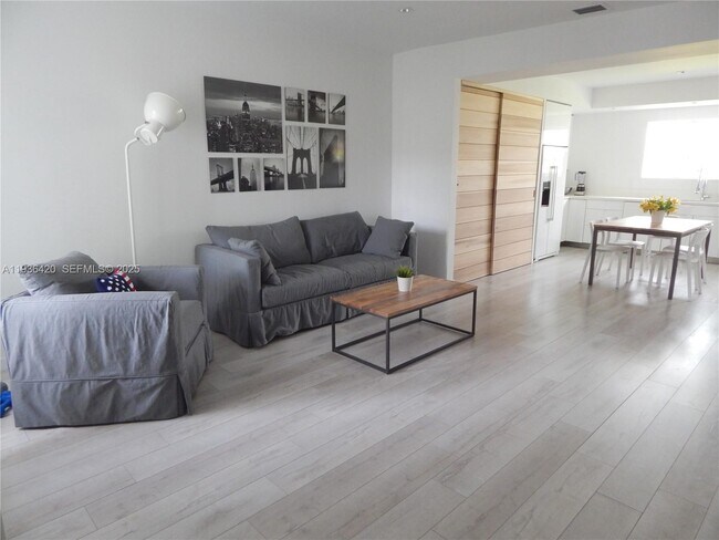 831 10th St in Miami Beach, FL - Foto de edificio - Building Photo