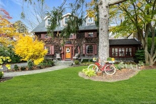 105 Academy St in Bayport, NY - Building Photo