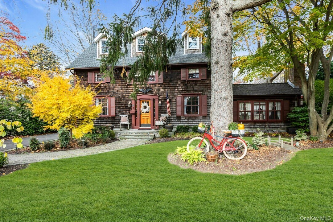 105 Academy St in Bayport, NY - Building Photo