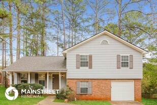 2453 Crestdale Cir SE in Atlanta, GA - Building Photo