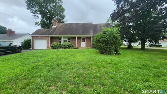 16 Raymond Rd in Woodbridge, CT - Building Photo