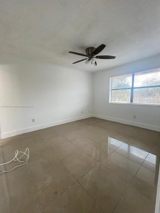 2615 W 67th Pl in Hialeah, FL - Building Photo