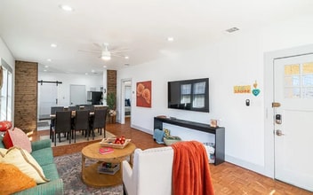 475 E French Pl in San Antonio, TX - Building Photo - Building Photo