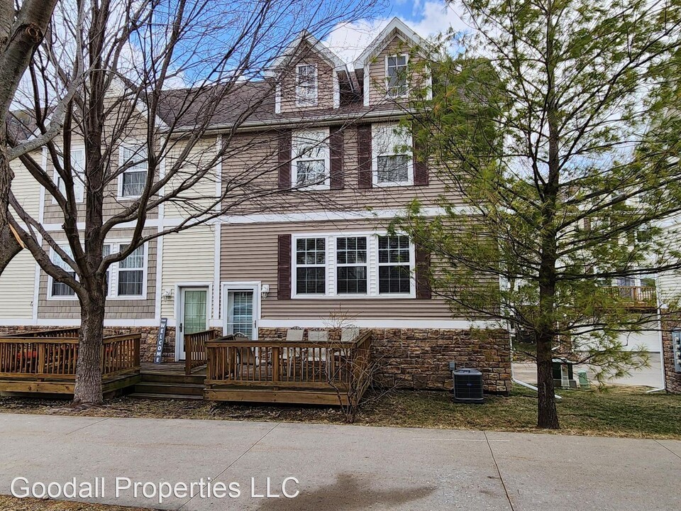 1113 Flagstone Ln in Pleasant Hill, IA - Foto de edificio