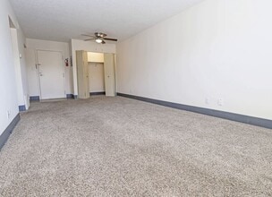 Woodside Village in Louisville, KY - Foto de edificio - Building Photo