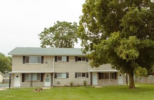 Pine Manor Apartments in Kokomo, IN - Building Photo