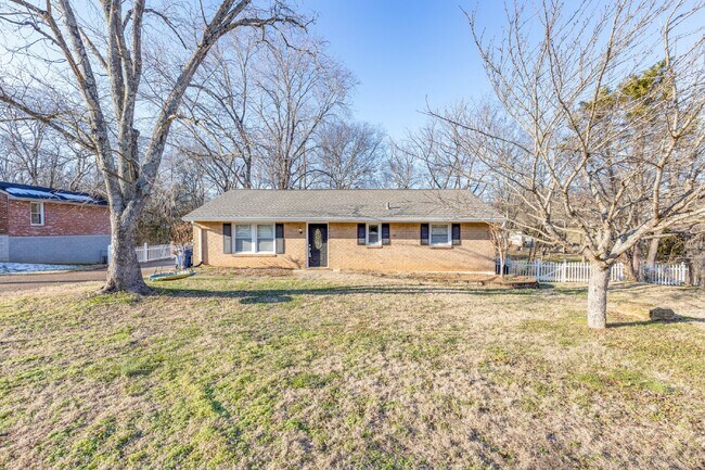 111 Daniels Dr in Franklin, TN - Foto de edificio - Building Photo