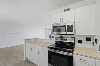 1500 Bay Rd, Unit S-0502 in Miami Beach, FL - Building Photo - Building Photo