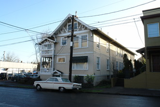 Escher Apartments in Portland, OR - Building Photo - Building Photo