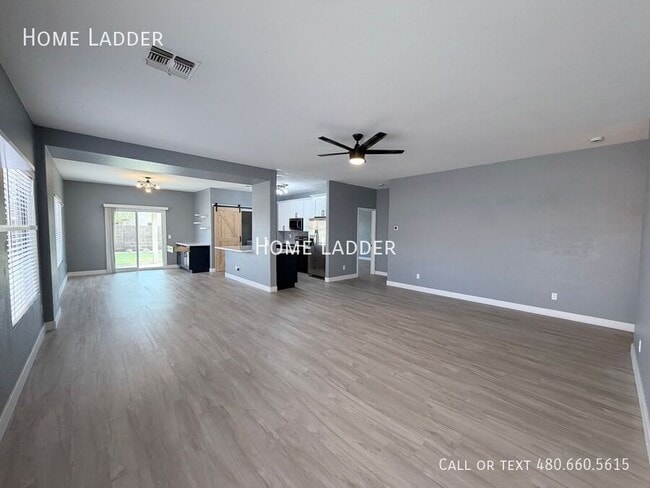 595 E Renegade Pl in San Tan Valley, AZ - Building Photo - Building Photo