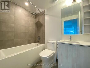 8 Wellesley St W in Toronto, ON - Building Photo - Building Photo