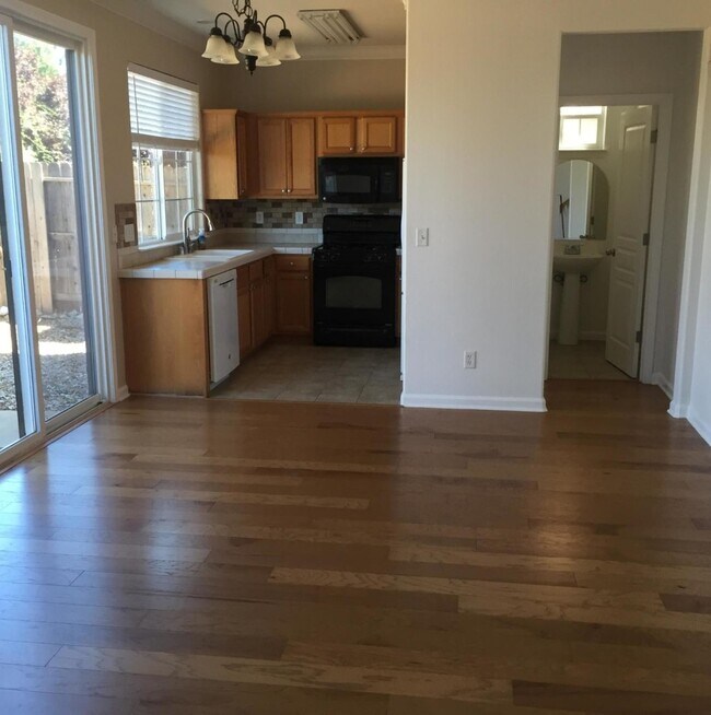 2059 Vienna Way in Redding, CA - Building Photo - Building Photo