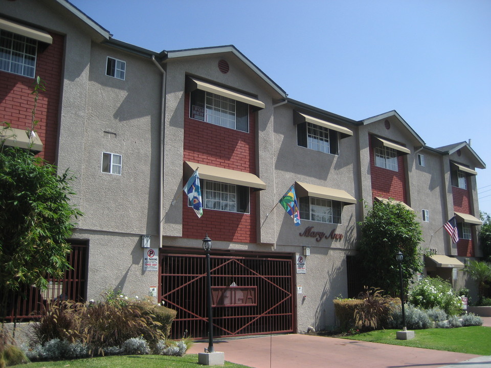 Galium Estates in Inglewood, CA - Building Photo