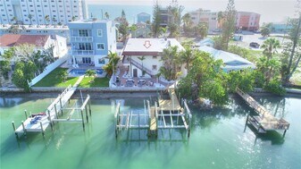 8535 Blind Pass Dr in Treasure Island, FL - Building Photo
