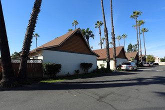 Melrose Garden Apartments in Huntington Beach, CA - Building Photo - Building Photo