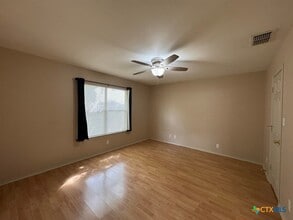 102 Clydesdale Ln in Victoria, TX - Building Photo - Building Photo