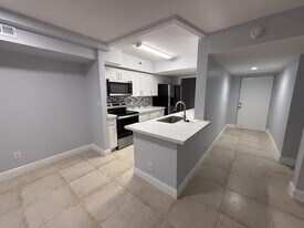 5760 Rock Island Rd, Unit 309 in Tamarac, FL - Building Photo