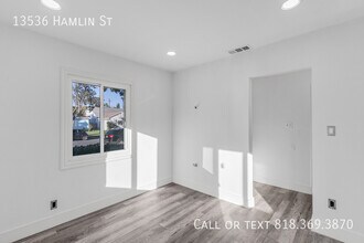 13536 Hamlin St in Los Angeles, CA - Building Photo - Building Photo