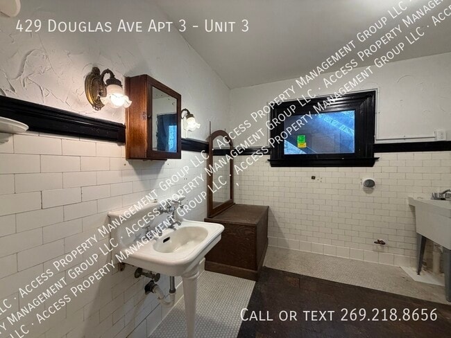 429 Douglas Ave in Kalamazoo, MI - Building Photo - Building Photo