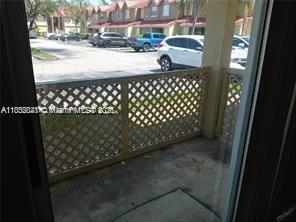 18344 NW 68th Ave in Hialeah, FL - Foto de edificio