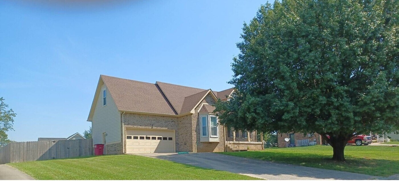 421 Bluff Dr in Clarksville, TN - Building Photo