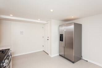 3604 W Roscoe St, Unit G in Chicago, IL - Building Photo - Building Photo