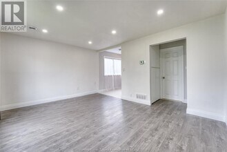 1212 Elm Ave in Windsor, ON - Building Photo - Building Photo