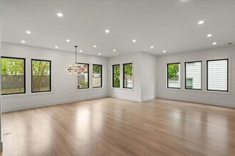 117 Thorndike St, Unit 1 in Brookline, MA - Building Photo - Building Photo