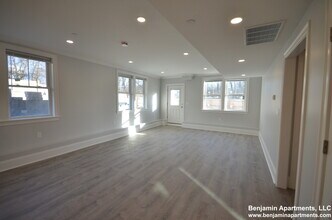 120 Kenrick St, Unit 6 in Boston, MA - Foto de edificio - Building Photo