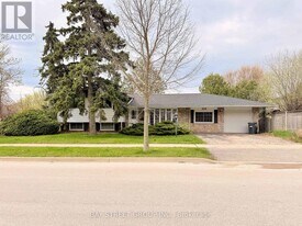526 Chamberlain Rd in Burlington, ON - Building Photo