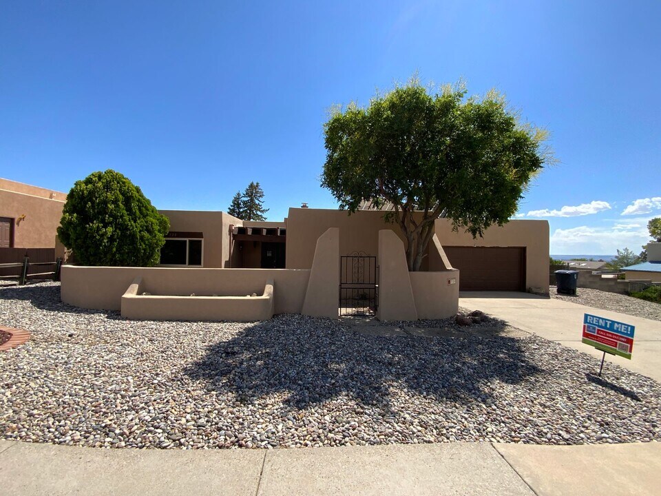 729 Parkside Dr NE in Albuquerque, NM - Building Photo