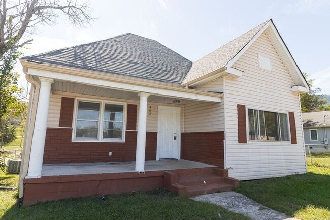 property at 902 W 38th St