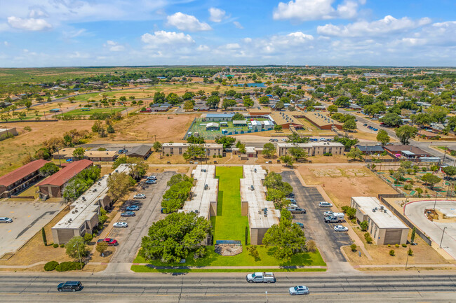 Deep Creek Apartments in Snyder, TX - Foto de edificio - Building Photo