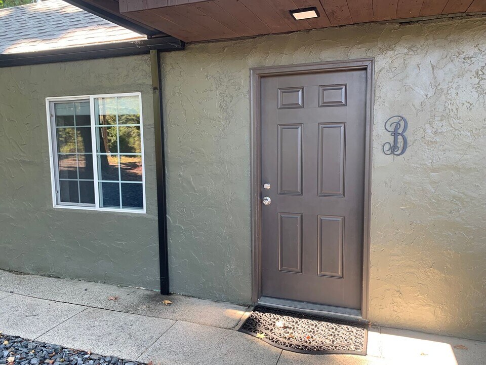 5333 Rogue River Hwy in Gold Hill, OR - Building Photo