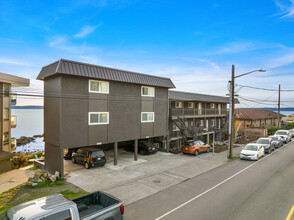 Beachcomber Apartments in Seattle, WA - Building Photo - Building Photo