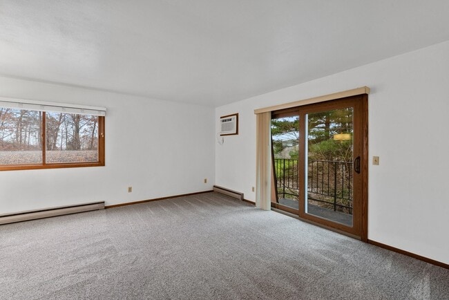 516 Marshall Ct in West Bend, WI - Foto de edificio - Building Photo