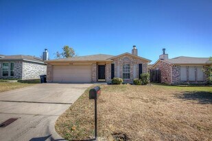 8108 Spruce Valley Dr in Fort Worth, TX - Building Photo