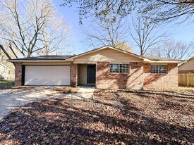 2216 S Clover Dr in Fayetteville, AR - Building Photo