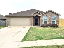 1325 Rosedale Springs Ln in Fort Worth, TX - Building Photo