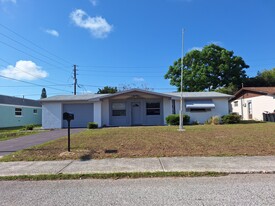 5117 Beacon Hill Dr in New Port Richey, FL - Building Photo