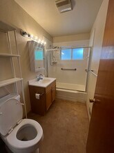 8624 SE Market St, Unit A in Portland, OR - Building Photo - Building Photo