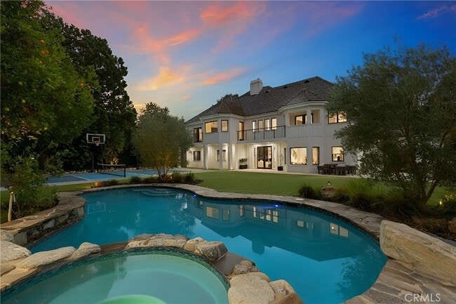 property at 5946 Woodlake Ave