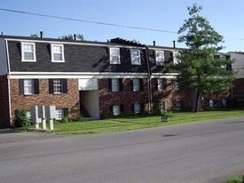 9906-9910 Michael Edward Dr in Louisville, KY - Building Photo