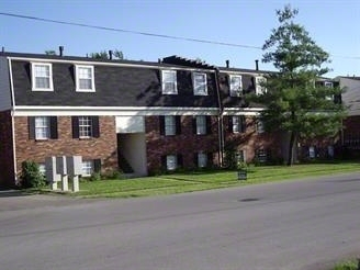 9906-9910 Michael Edward Dr in Louisville, KY - Foto de edificio